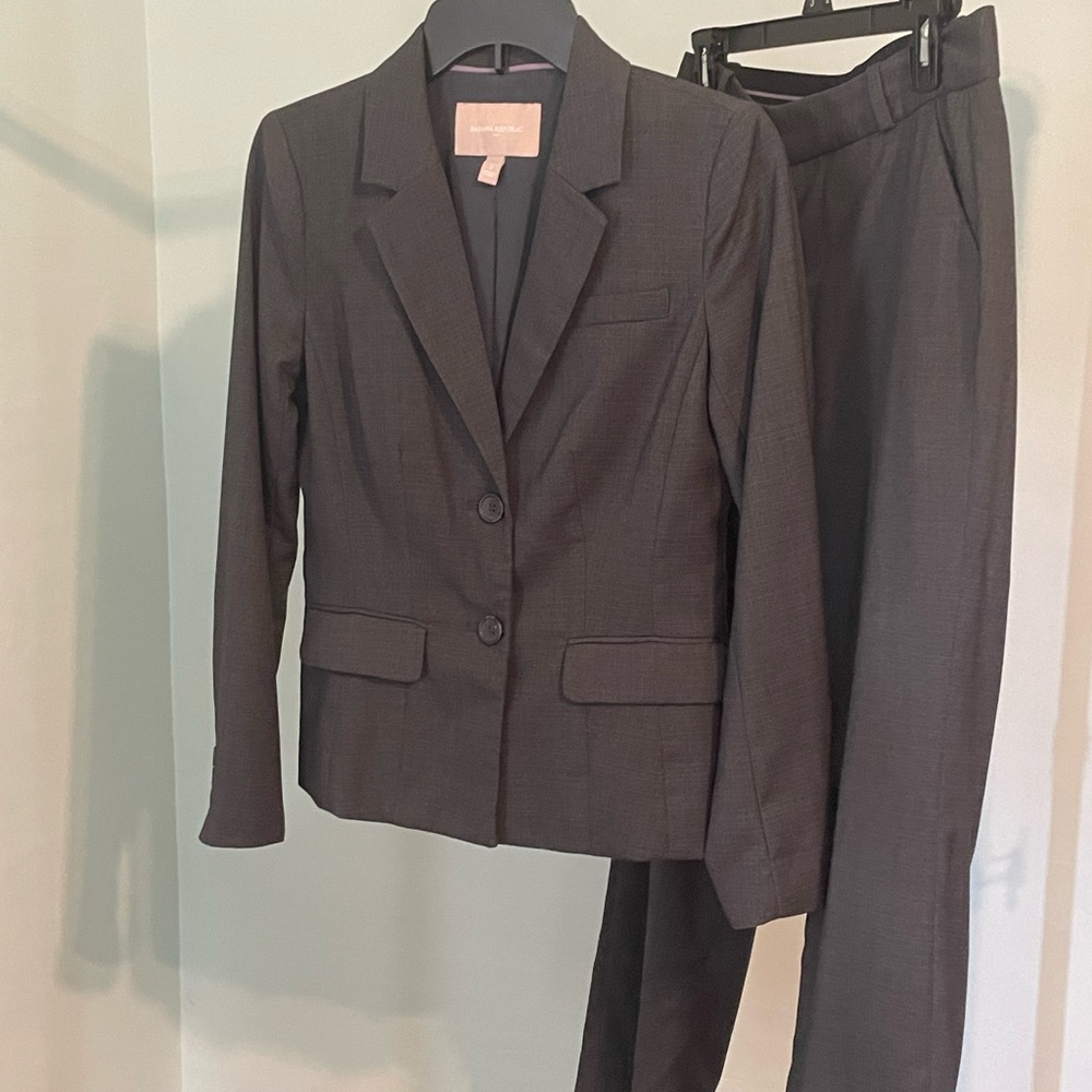 Full Banana Republic Ladies Petite Suit in Size 2, Heathered Grey